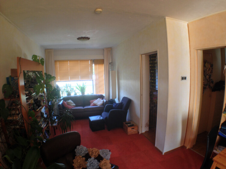 Achterkamer met tv en zithoek