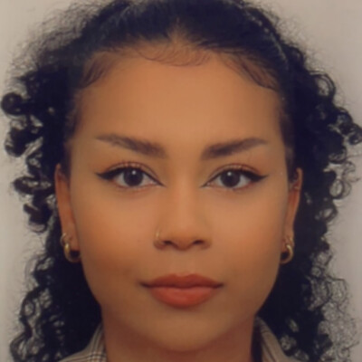 Latifa  zoekt een Studio in Rotterdam