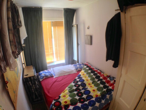 Slaapkamer op het noorden dus lekker donker en stil. Vaste klerenkast